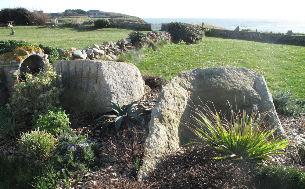 Jardin avec rochers naturels et sculptés